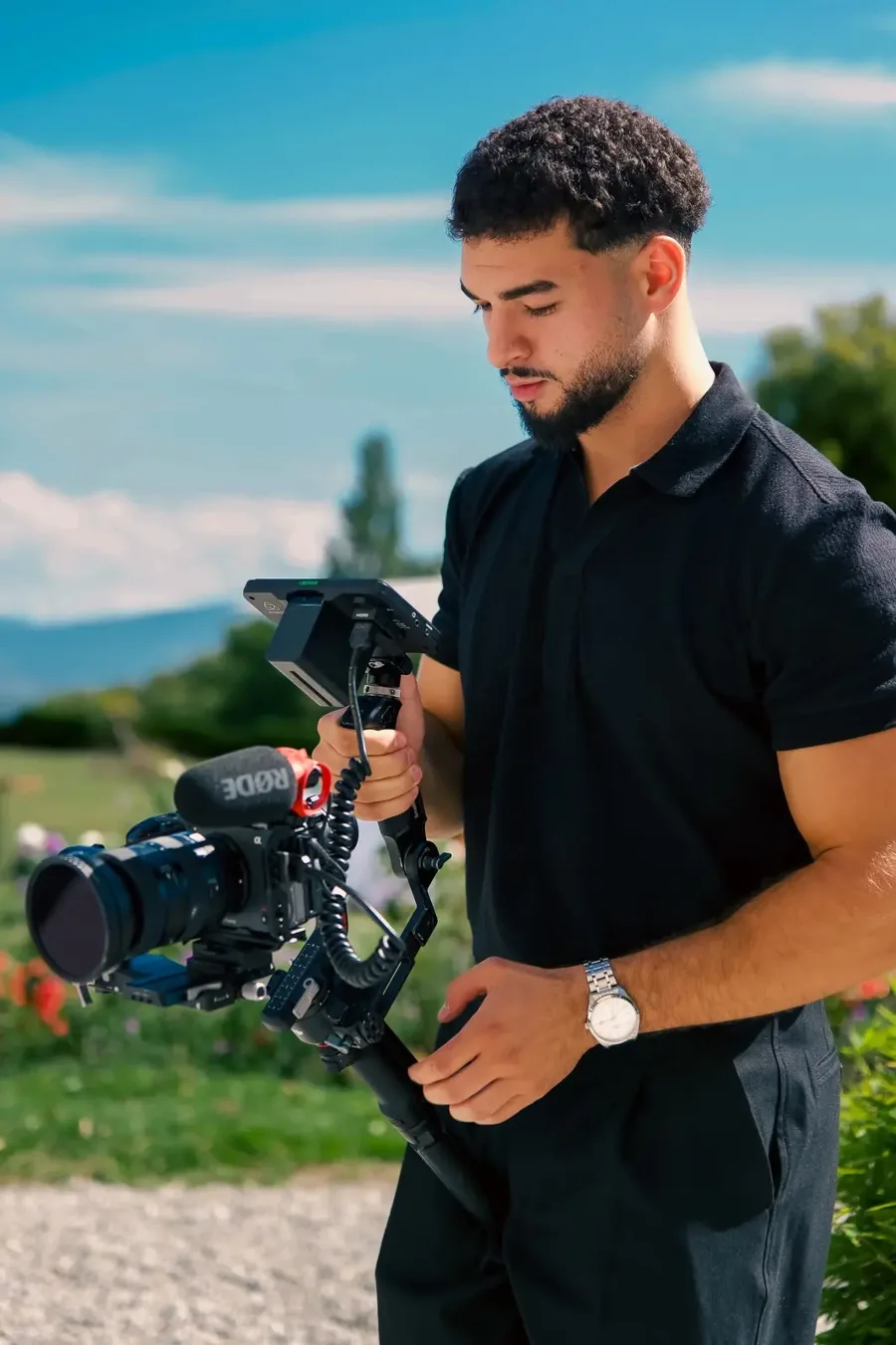 Mahdi Assa, photographe et vidéaste, tenant sa caméra sur stabilisateur