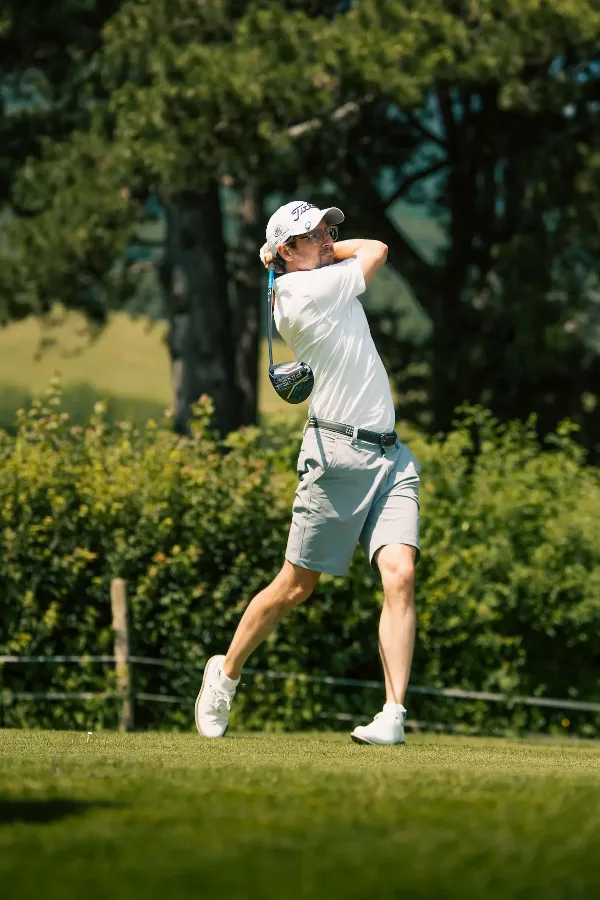 Golfeur en plein swing photographié lors d'une compétition